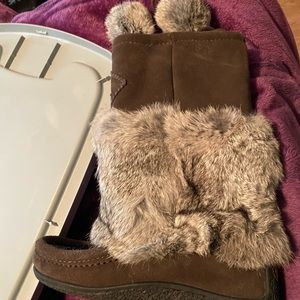 Soft Moc sz 7 ladies Mukluks worn twice. These are mint, leather with real fur.